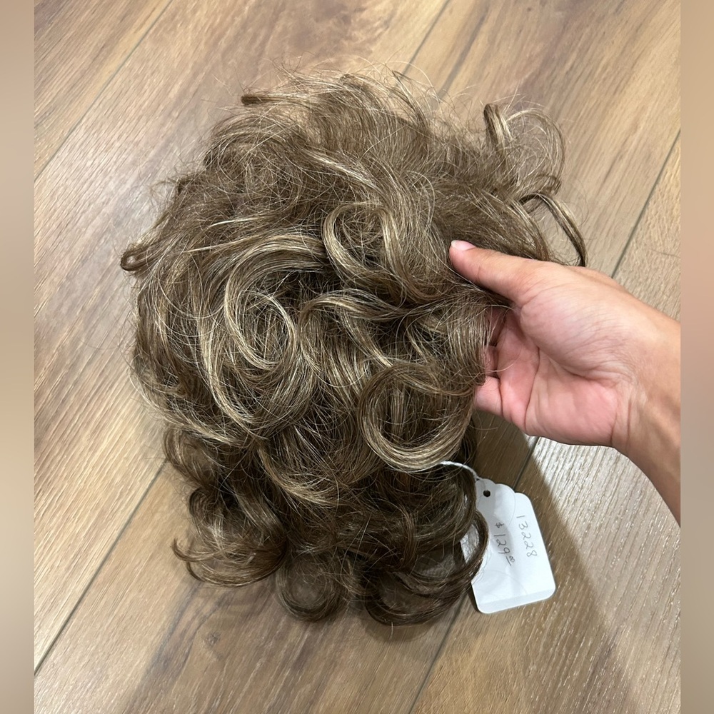 Short curly wig